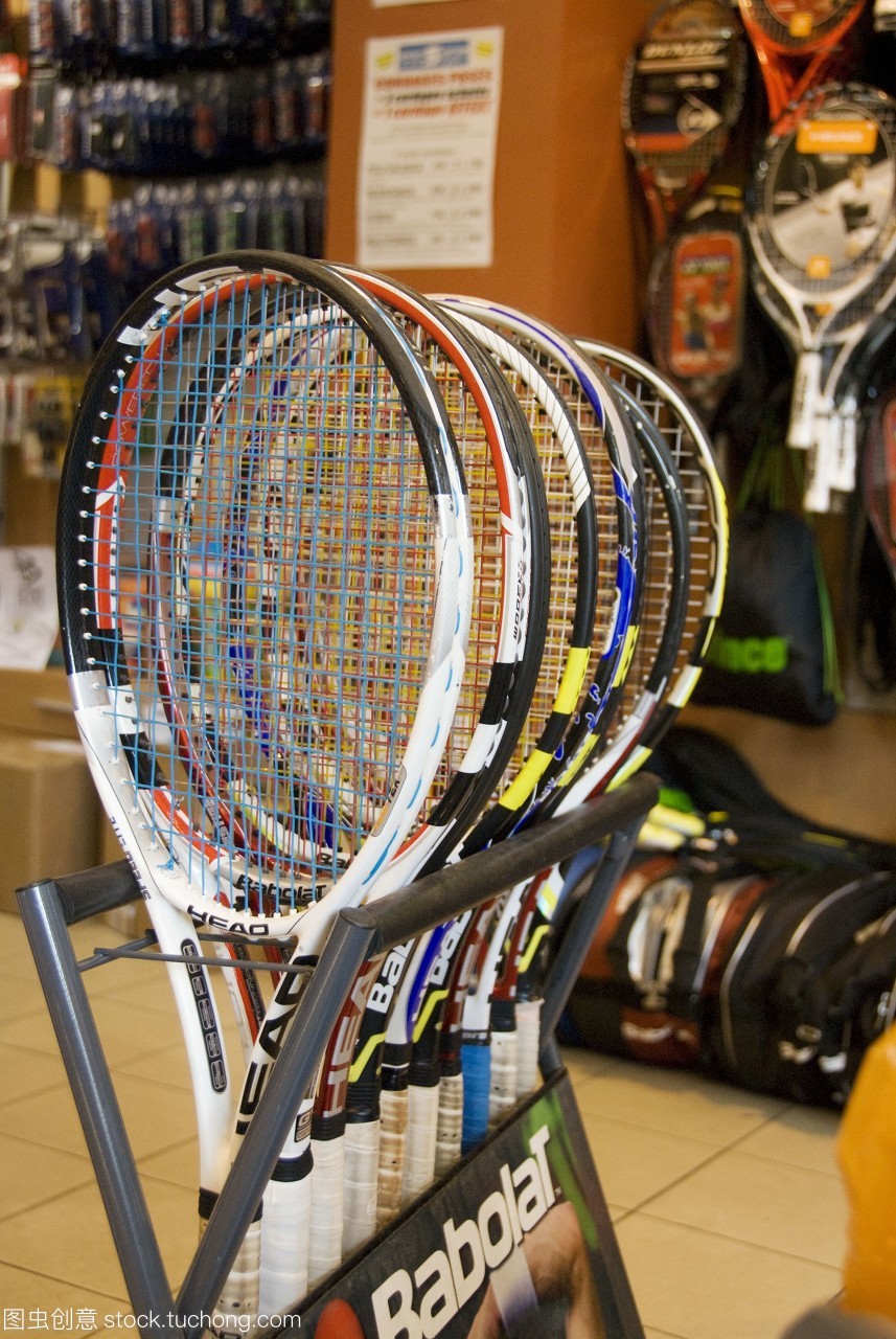 体育用品商店的网球拍